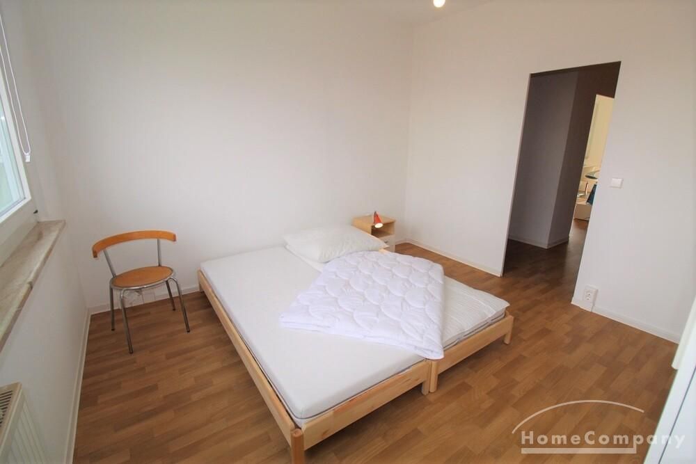 Gro&szlig;es Schlafzimmer mit Doppelbett, Schrank + Schreibtisch