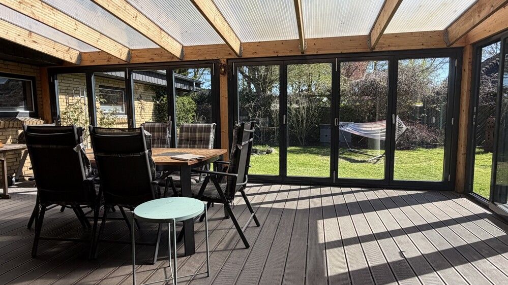 Durch die geöffneten Elemente - gut nutzbar als überdachte Terrasse