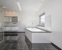 Mit Dusche und Wanne