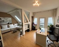 Wohnzimmer mit Zugang zum Balkon