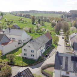 Stilvoll renoviert: Großes Bauernhaus mit 2 Pferdeboxen und Ausbaupotenzial für Wohnen & Arbeiten