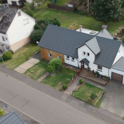 Doppelhaus mit großzügigem Garten und vielseitigem Wohnkonzept!