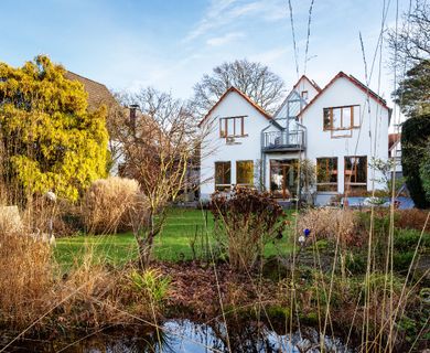 Mehrfach ausgezeichnete Architekturperle in Premiumlage der Waldsiedlung