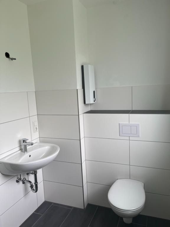 Erstbezug in sanierte 2-Zimmer-Wohnung mit Balkon – Einbauküche optional - Photo 3