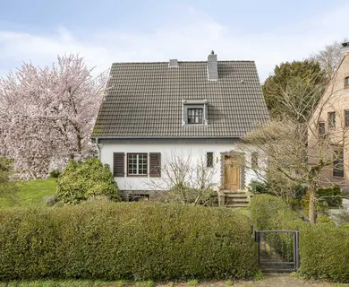 Freistehendes Einfamilienhaus auf sonnigem Eckgrundstück in Ratingen-Süd