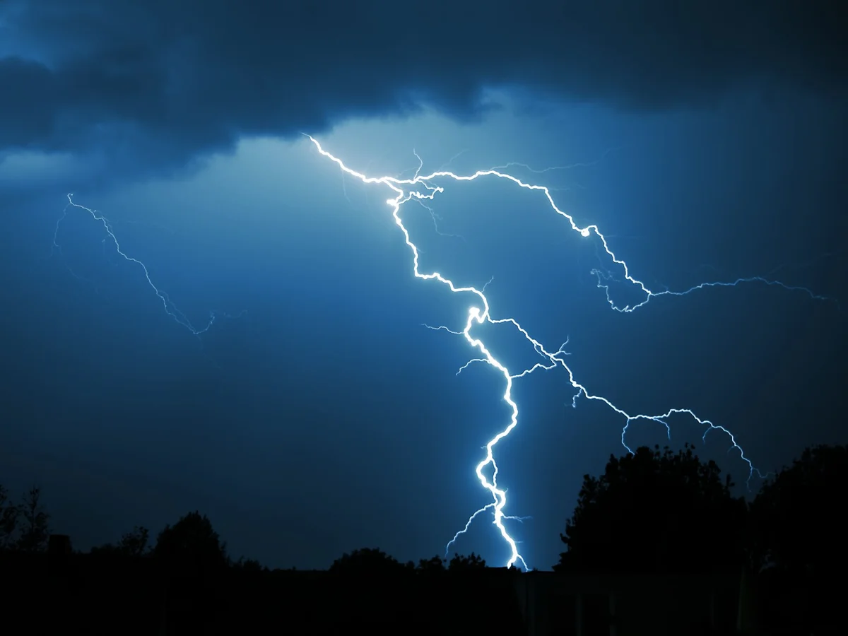 Blitz am nächtlichen Gewitterhimmel