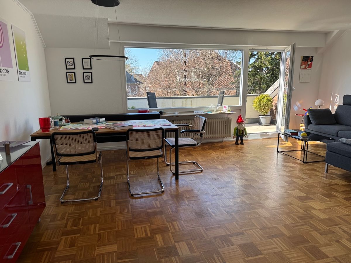 Das Wohn- Esszimmer mit Blick zum Balkon