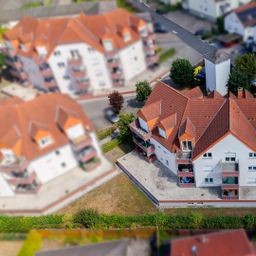 Eigennutzung oder Kapitalanlage! Helle freistehende Eigentumswohnung mit Dachterrasse und Fernblick!