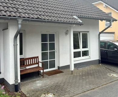 Großzügige, helle Doppelhaushälfte mit Garage in bevorzugter Wohnlage mit Blick ins Grüne