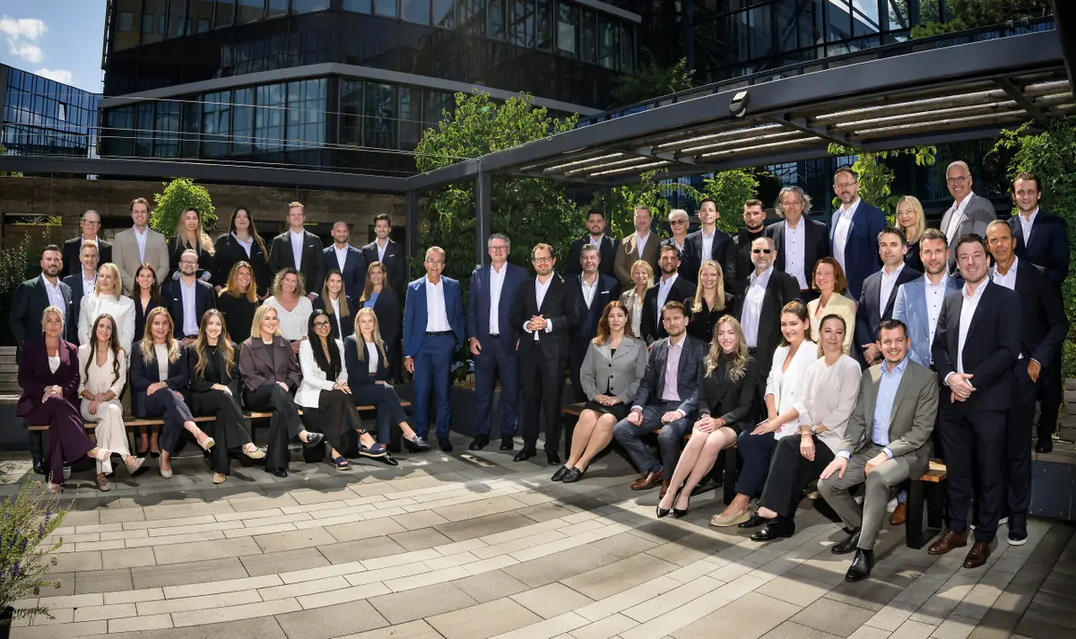 NEU_Gruppenfoto_Vertrieb_2026_Dr. Bauer