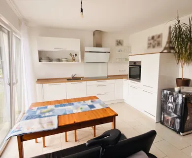 Gut geschnittene Wohnung im Zentrum mit Fahrstuhl, Balkon und Tiefgaragenstellplatz. - Photo 4