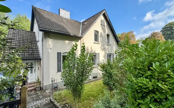 Historische Doppelhaushälfte in Essen-Kray: Ihr neues Zuhause mit Altbau-Charme und Garten.