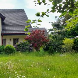 Exklusives Einfamilienhaus mit großzügigem Wohnkonzept und Naturgarten!