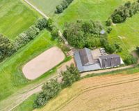 Hofstelle mit Reitplatz Westansicht