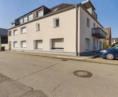 Modernisiertes 6-Familienhaus mit Lagerhalle und großer Garage..