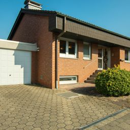 MG-Schelsen: Freistehender Bungalow mit Garten und zwei Garagen