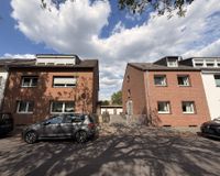 Hausansicht mit Zufahrt