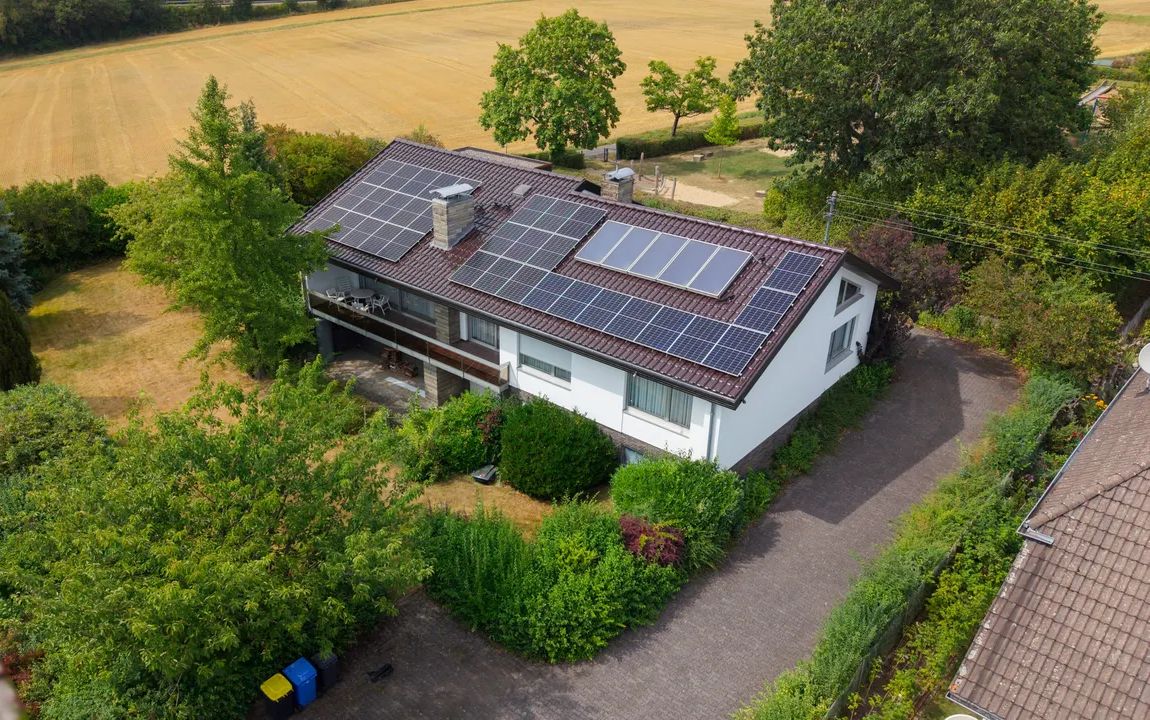 Geräumiger Bungalow mit Pool, Doppelgarage und Photovoltaikanlage in Ortsrandlage von Altenkirchen!
