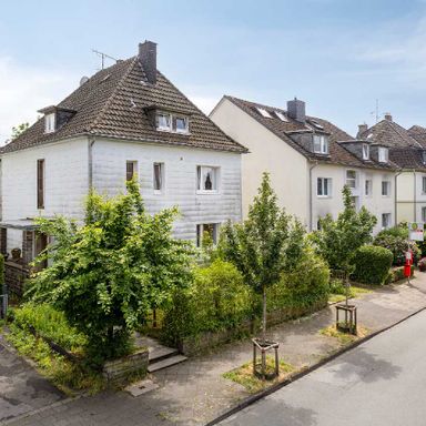 Zwei-/Dreifamilienhaus mit idyllischem Garten in Ratingen-Ost