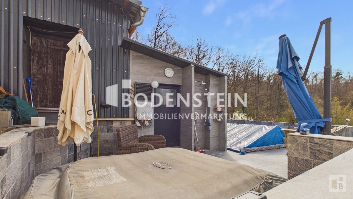 Loungebereich mit Whirlpool und Dusche
