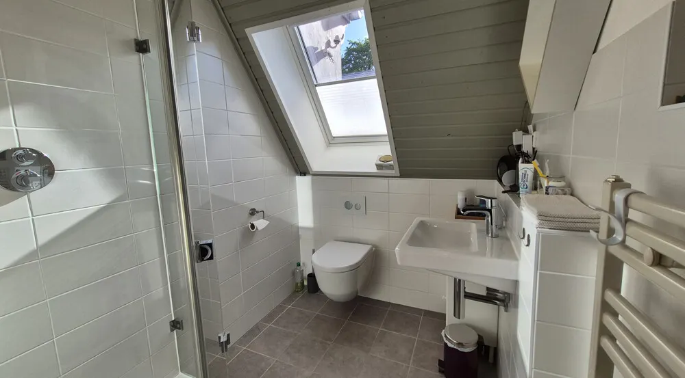 Badezimmer mit Dusche