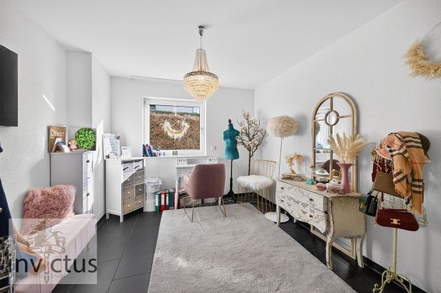 großes helles Zimmer