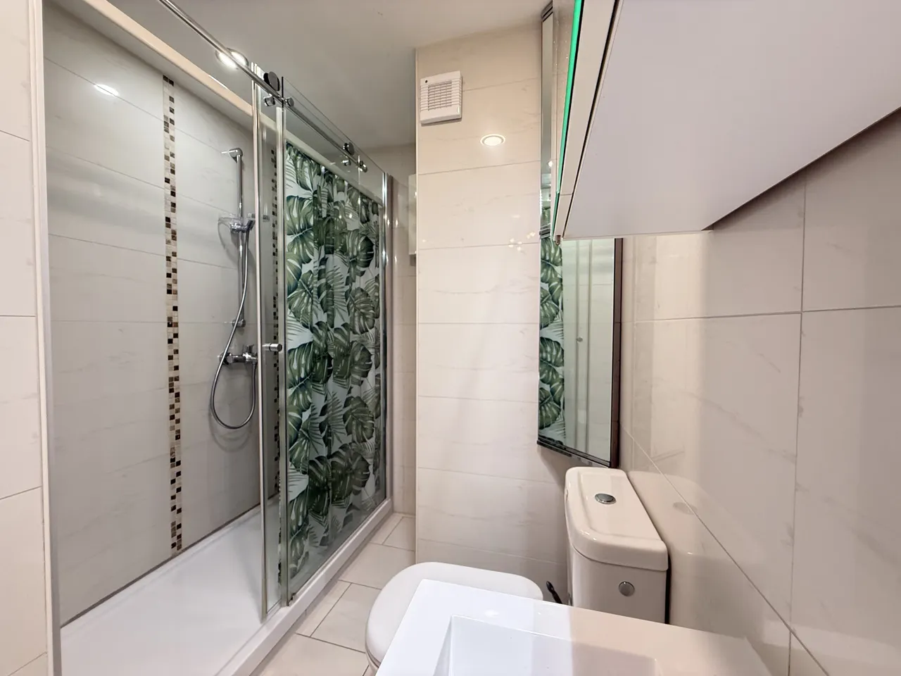 Modernes Badezimmer