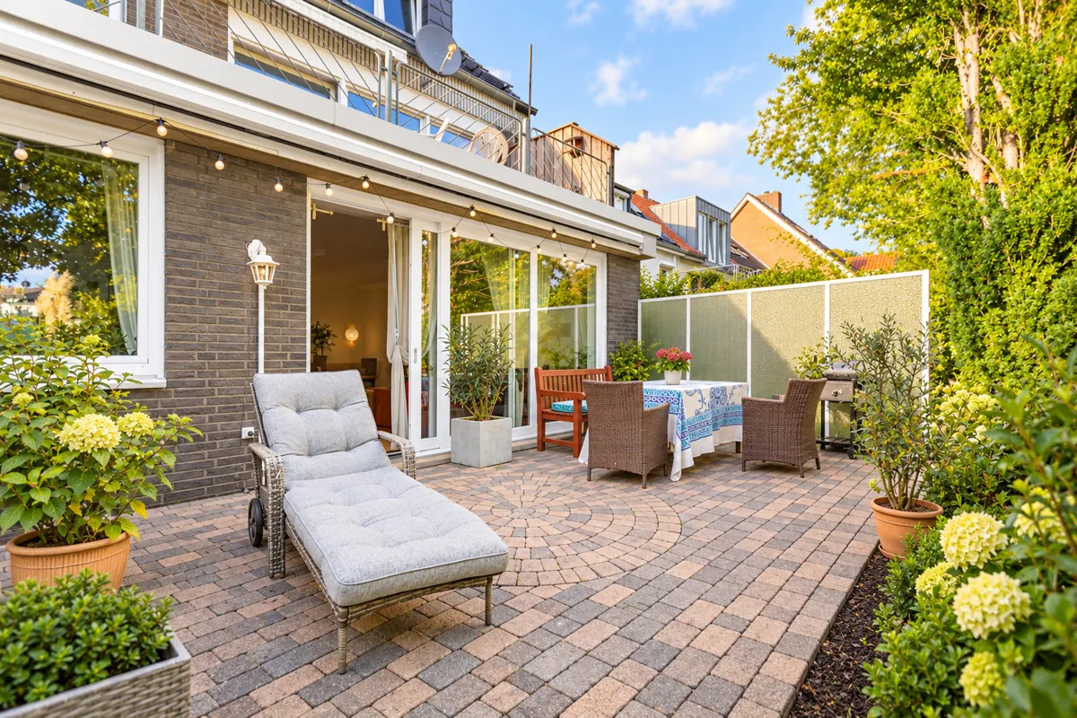 Großzügige Terrasse mit Blick ins Grüne