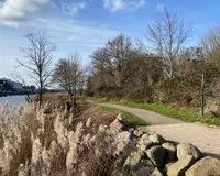 Der Uferweg lädt zum Spazierengehen ein