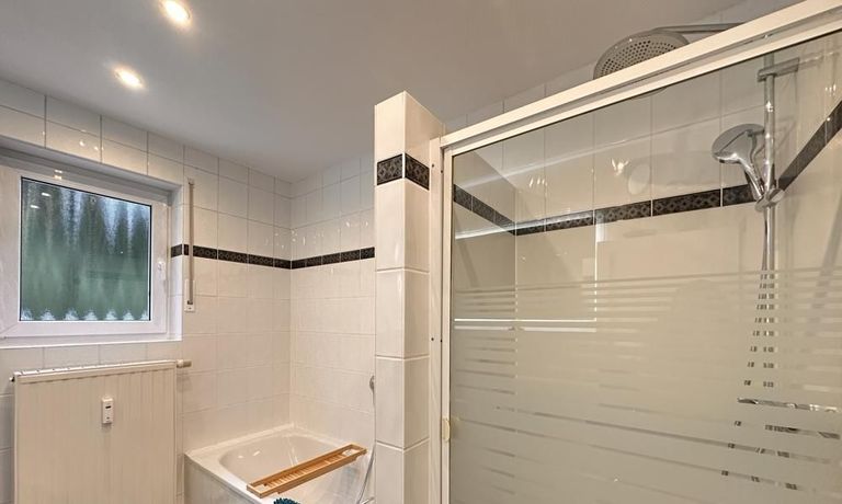 Bad mi Dusche und Badewanne