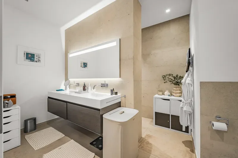 Ein Suite Bad mit großer Walk in Dusche