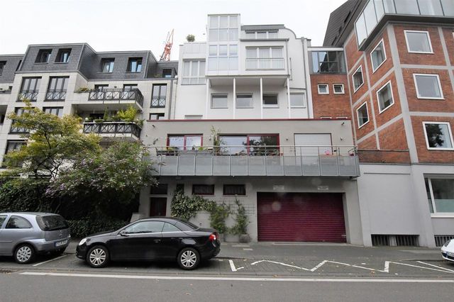 Strassenansicht mit Garage