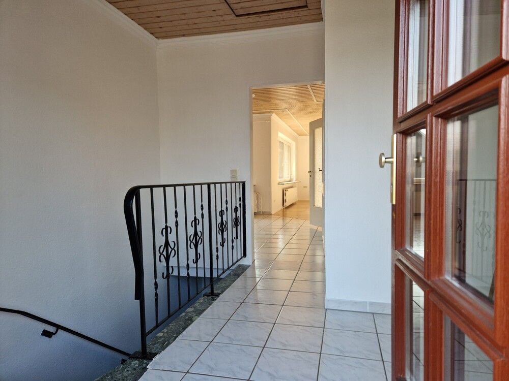 Der Eingangsbereich zur Wohnung im EG und Treppenabgang zum Heizungsraum