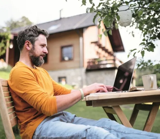 Ein Mann der Arbeitet