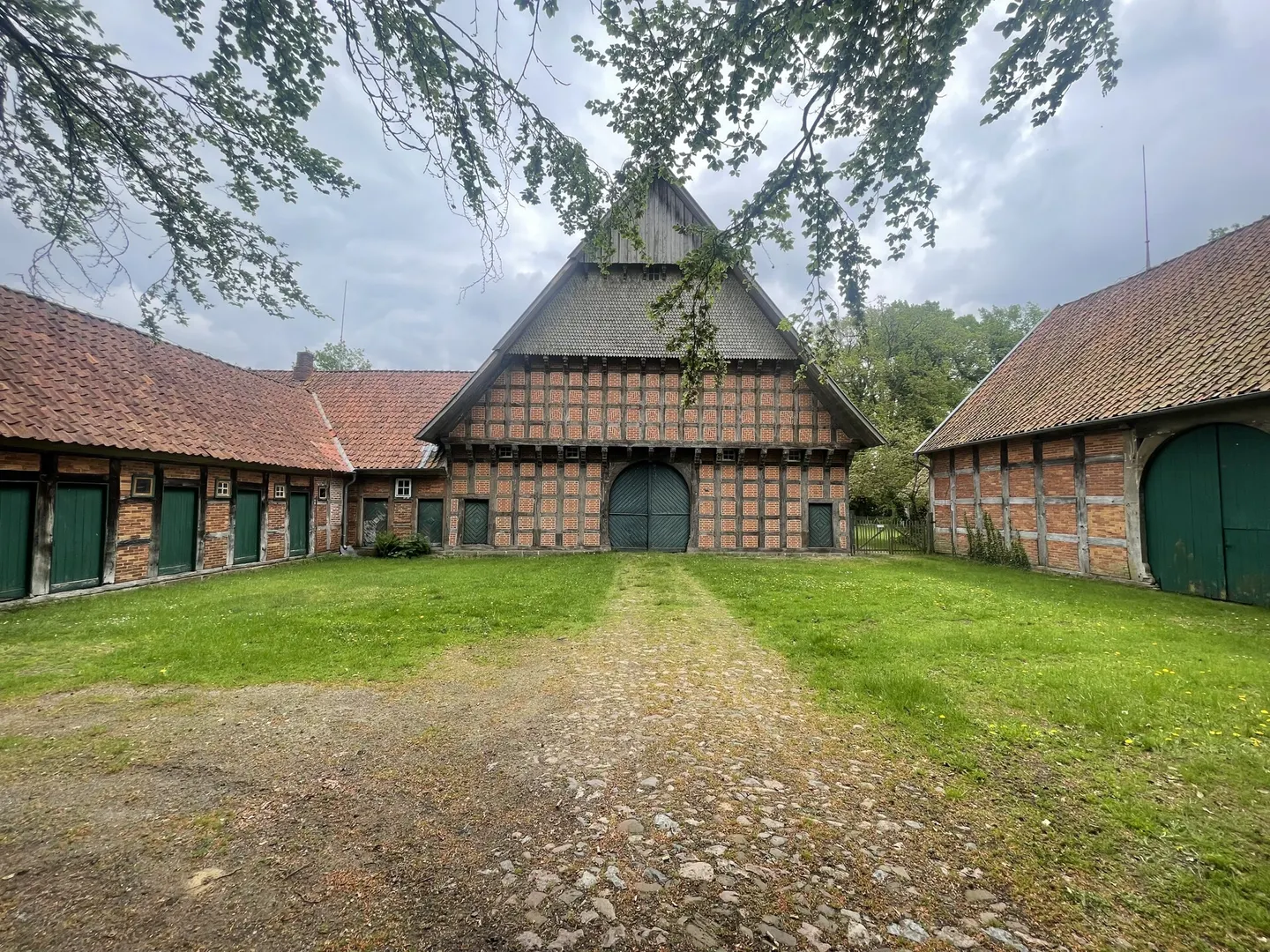 85 ha Fachwerkhof / Gutshof mit Eigenjagd