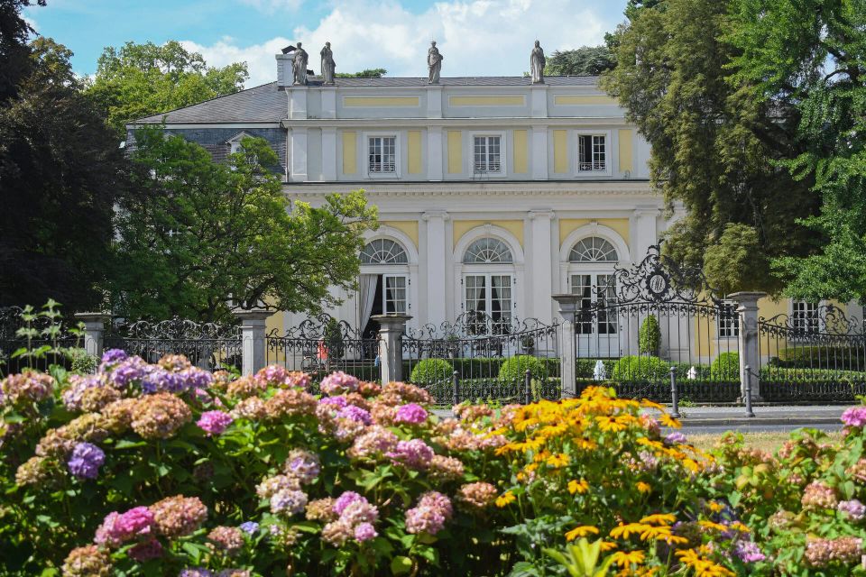 La Redoute in Bad Godesberg mit blühendem Garten