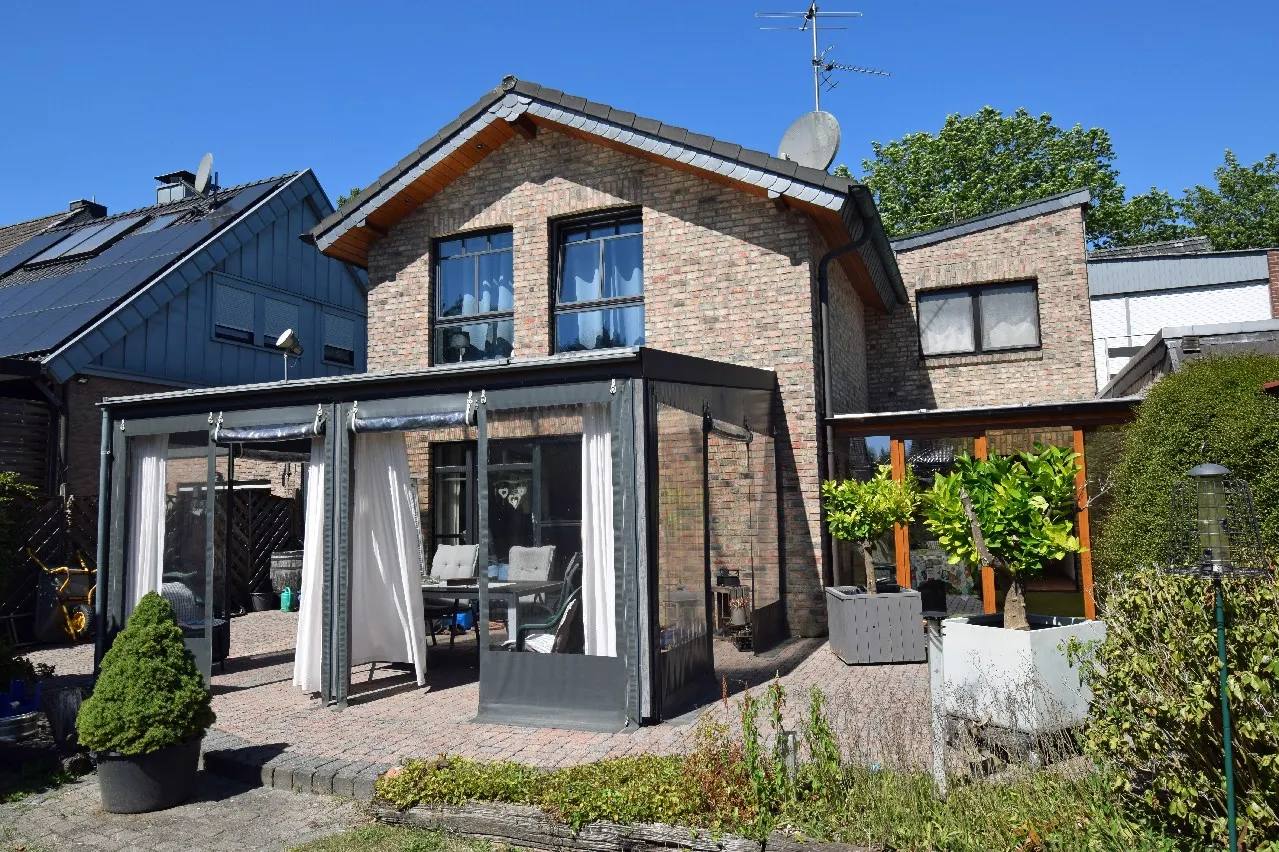 Gepflegtes Wohnhaus als Wohnungseigentum in zentraler Lage von 47929 Grefrath-Vinkrath