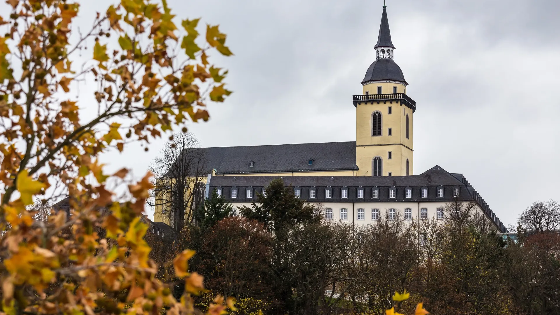 Abtei Michaelsberg in Siegburg im Herbst