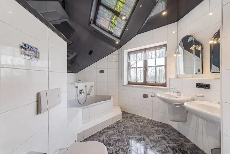 Badezimmer im DG KI bearbeitet