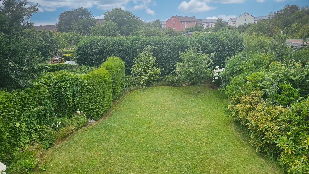Blick vom Obergeschoss in den Garten