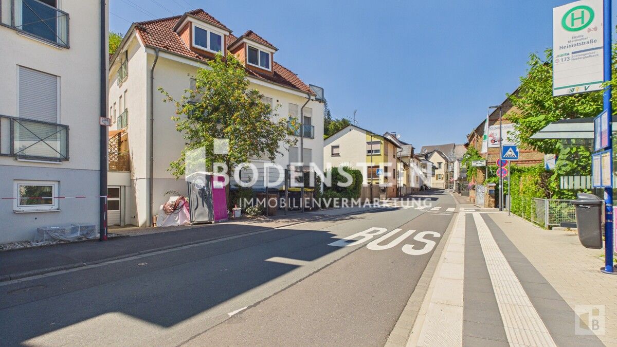Hauptstraße in Martinsthal mit Bushaltestelle vor dem Obejkt