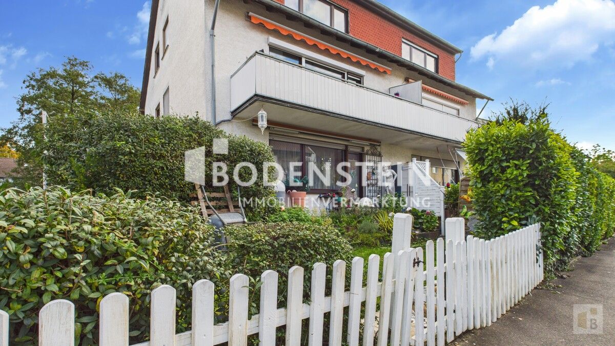 Gebäudevorderseite mit Blick auf die Wohnung im EG