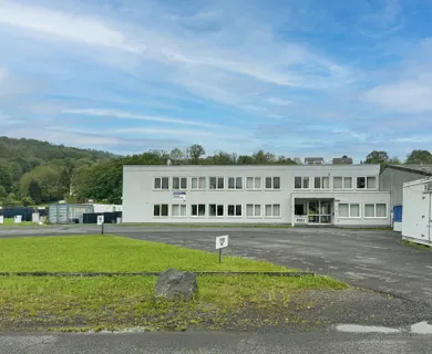 Große Bürofläche mit Lagerhalle und bebaubarem Grundstück