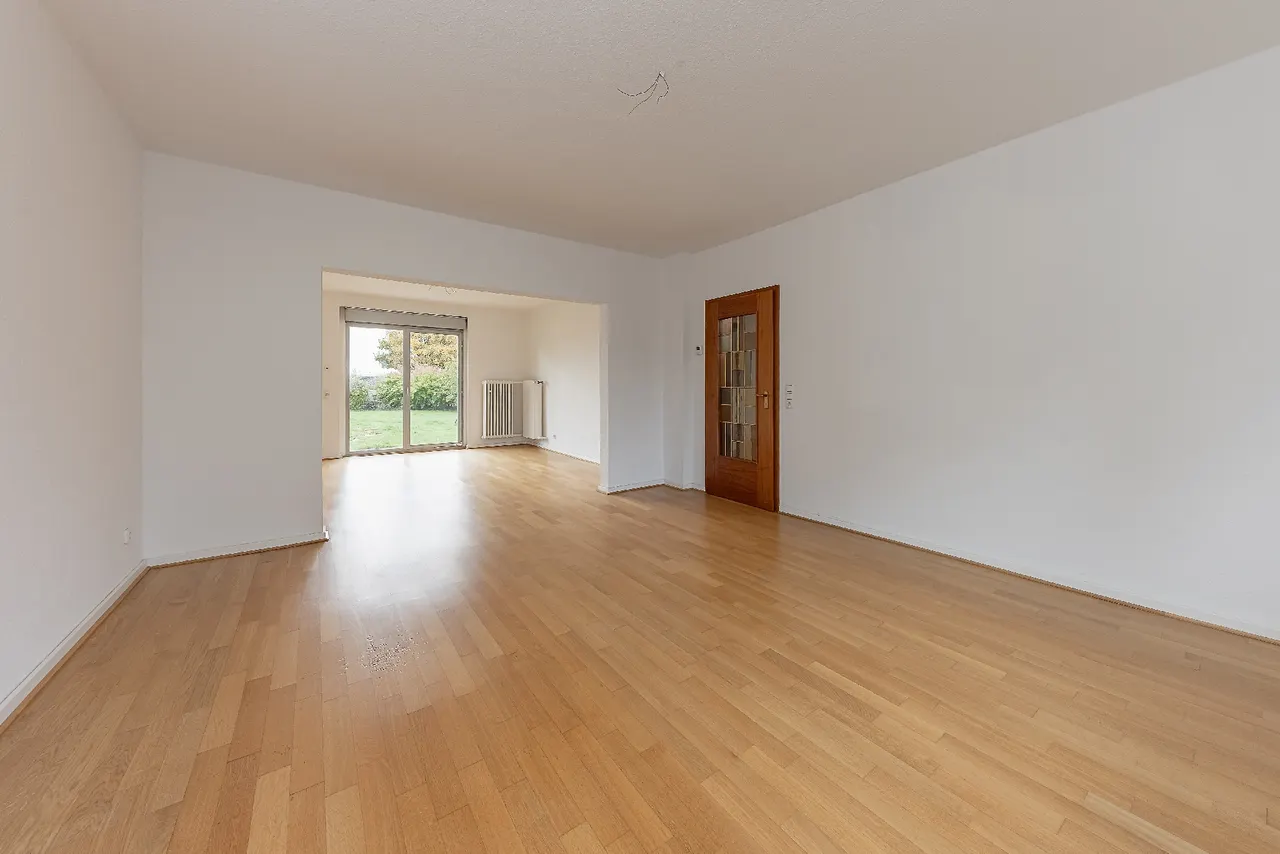 großzügiges Wohn-/Esszimmer mit Gartenzugang