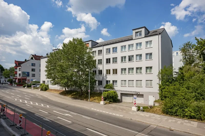 Außenansicht + Garageneinfahrt