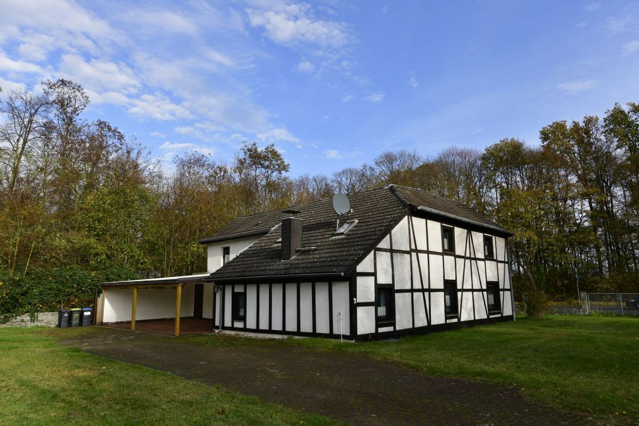 Freistehendes Einfamilienhaus auf Riesengrundstück zwischen Duisburg Homberg und Baerl.