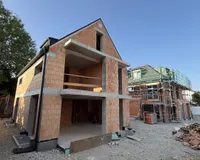 Es handelt sich um unverbindliche Illustrationen mit Sonderausstattungen. Die Bauausführung erfolgt durch das Bauunternehmen