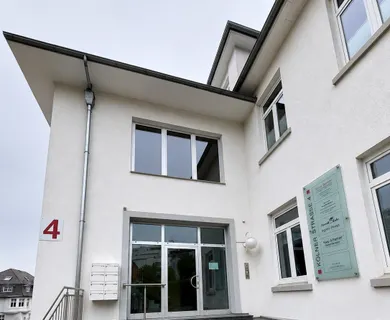 Top-Lage in Bensberg: Moderne Gewerbeeinheit mit eigenen Stellplätzen