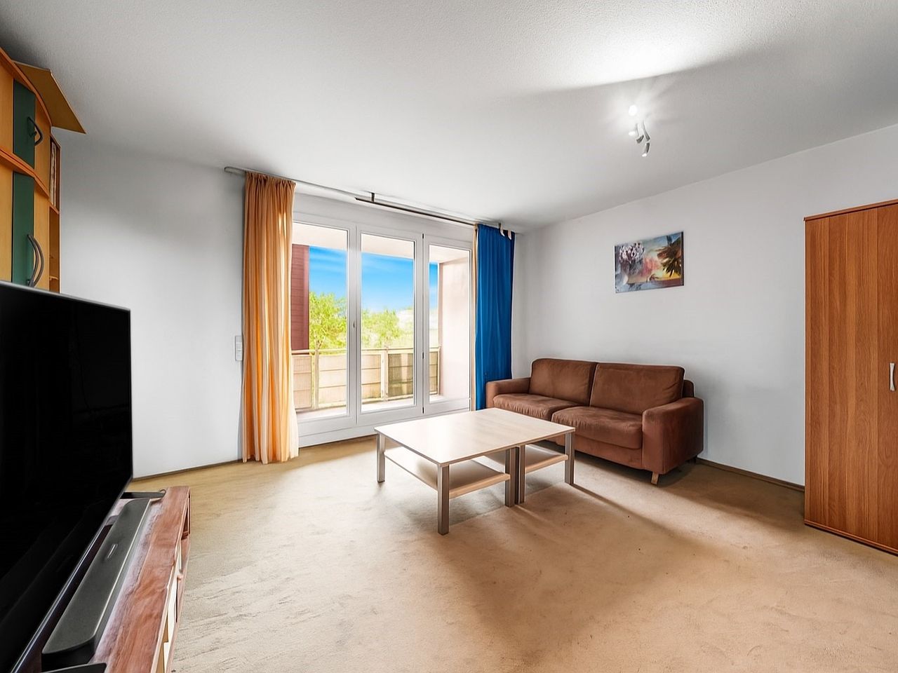 Wohnenzimmer mit Balkonzugang