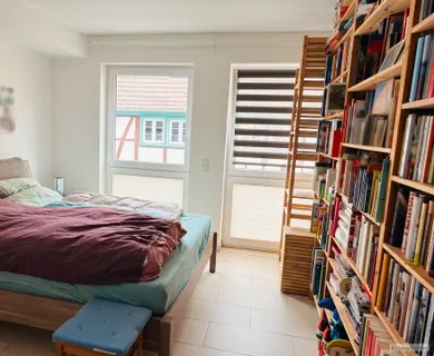 Gut geschnittene Wohnung im Zentrum mit Fahrstuhl, Balkon und Tiefgaragenstellplatz. - Photo 3